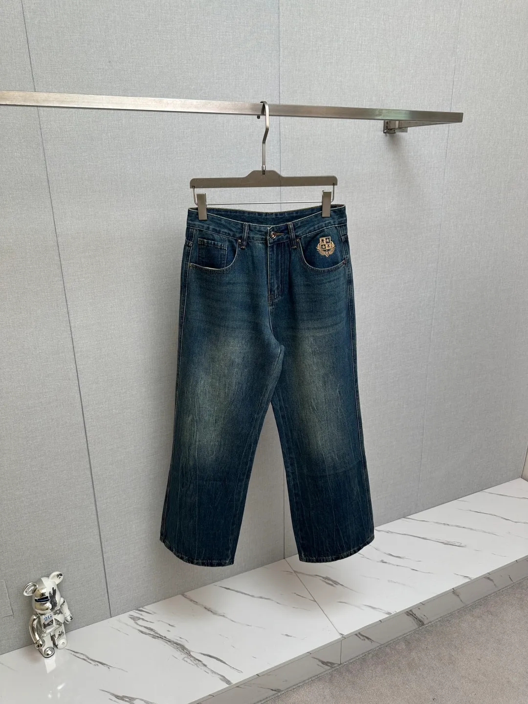Available at the official website counter at the same time, the Original is a very stylish pair of jeans, with customized original washed denim fabric, unique design, top-notch printing technology letter pattern logo, original hardware accessories decoration, an extremely outstanding pair of jeans, the materials and craftsmanship are extremely luxurious and exquisite, extremely high-grade, handsome and stylish upper body, recommended 👍, Sizes: 29-38